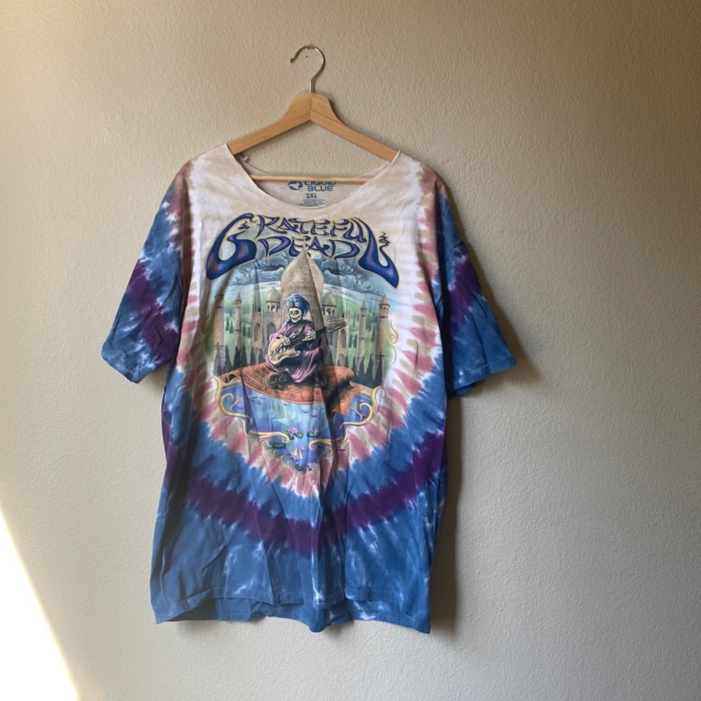 Grateful Dead tshirt.